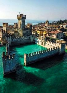 Średniowieczny zamek Sirmione, Włochy